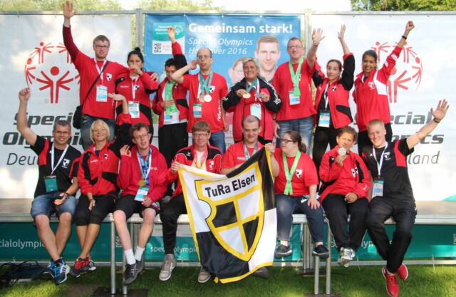 Die diesjährigen Preisträger*innen des Bürgerpreises stehen fest! 🏆

Die ehrenamtlichen Organisatoren der Abteilung Inklusionssport der TuRa Elsen

sowie

Sarah Dobbels und André Rathmann als Leitung des Jugend-Einsatz-Teams der DLRG Ortsgruppe Paderborn e. V.

werden mit dem Bürgerpreis ausgezeichnet. 🥳

Die offizielle Preisvergabe findet am 24. November 2023, ab 19:00 Uhr, in einem festlichen Rahmen im historischen Rathaus von Paderborn statt. Hierzu sind alle Bürgerinnen und Bürger nach vorheriger Anmeldung herzlich eingeladen.

#buergerstiftung #buergerpreis #ehrenamt