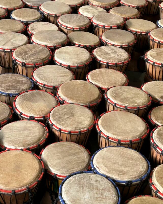Trommelzauber an der Grundschule 🪘🎶

Bei „Trommelzauber und Afrika“ handelte es sich um ein musikalisches Projekt, bei dem die Kinder in Gruppen während der Projekttage verschiedene Trommeltechniken und Rhythmen sowie Tänze kennen lernten und übten und in einer gemeinsamen Schulaufführung ihr Erlerntes in der Schützenhalle Sennelager dann präsentierten. Alle Jahrgänge nahmen daran teil.

Die Bürgerstiftung hat das kulturelle Projekt der Grundschule Thune mit 1.500 EUR unterstützt. ❤️

#bürgerstiftung #paderborn