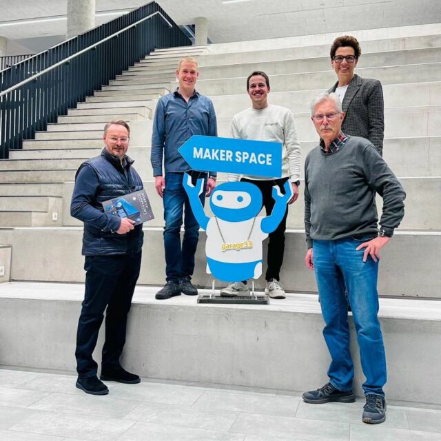 Vorstand der Bürgerstiftung auf Stippvisite im neuen Startup-Campus OWL 👀

Unser Vorstandsmitglied Lennart Engel hat uns eingeladen den neu eröffneten Startup-Campus OWL am Berliner Ring zu besichtigen.
Auf drei Etagen sind neben Arbeitsplätzen für das garage33-Team und für Start-ups auch Eventflächen, ein vollausgestattetes Medienstudio sowie ein 1.000 m²-großer „Maker Space“ entstanden. Lennart Engel als Leiter des Maker Space der „garage33“ führte uns durch das moderne, mit Hightech-Geräten ausgestattete, beeindruckende Werkstatt-Paradies. Im Anschluss des Rundgangs fand eine turnusmäßige Sitzung der Bürgerstiftung statt.

#buergerstiftung #paderborn #garage33 #makerspace #startupowl